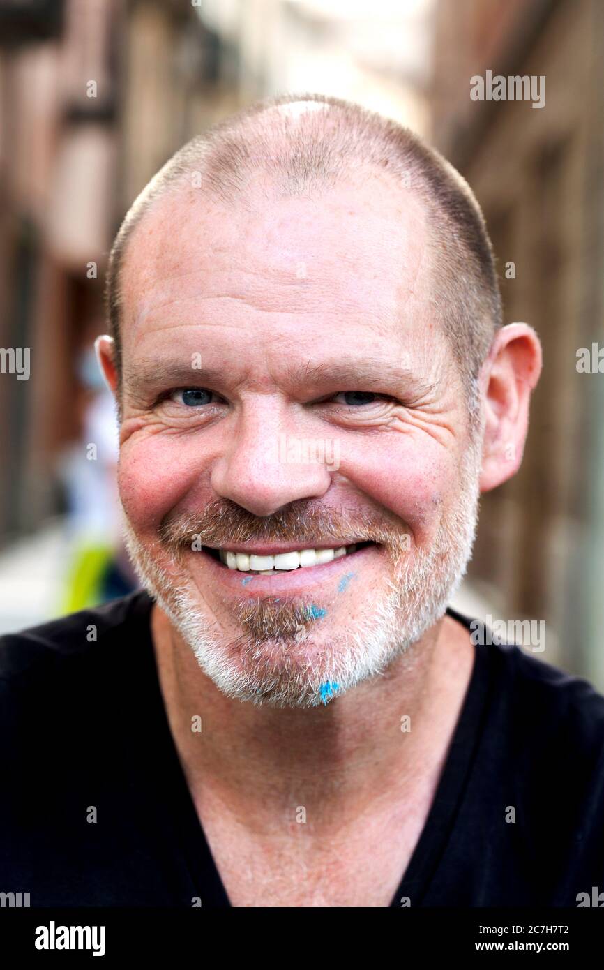 50-jähriger Mann zeigt seine neuen Zähne. Stockfoto