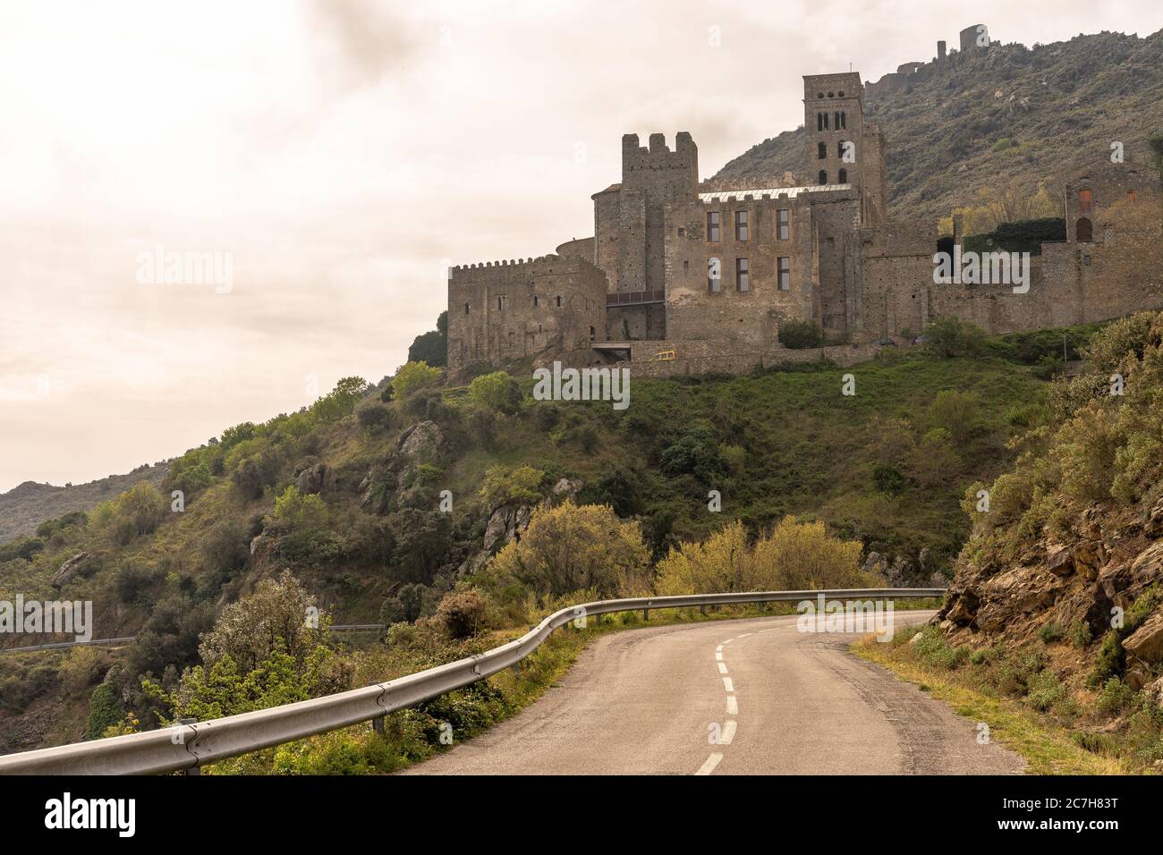 Europa, Spanien, Katalonien, Girona, Alt Empordà, Port de la Selva, Talansicht des alten Benediktinerklosters Sant Pere de Rodes im Hinterland der Costa Brava Stockfoto