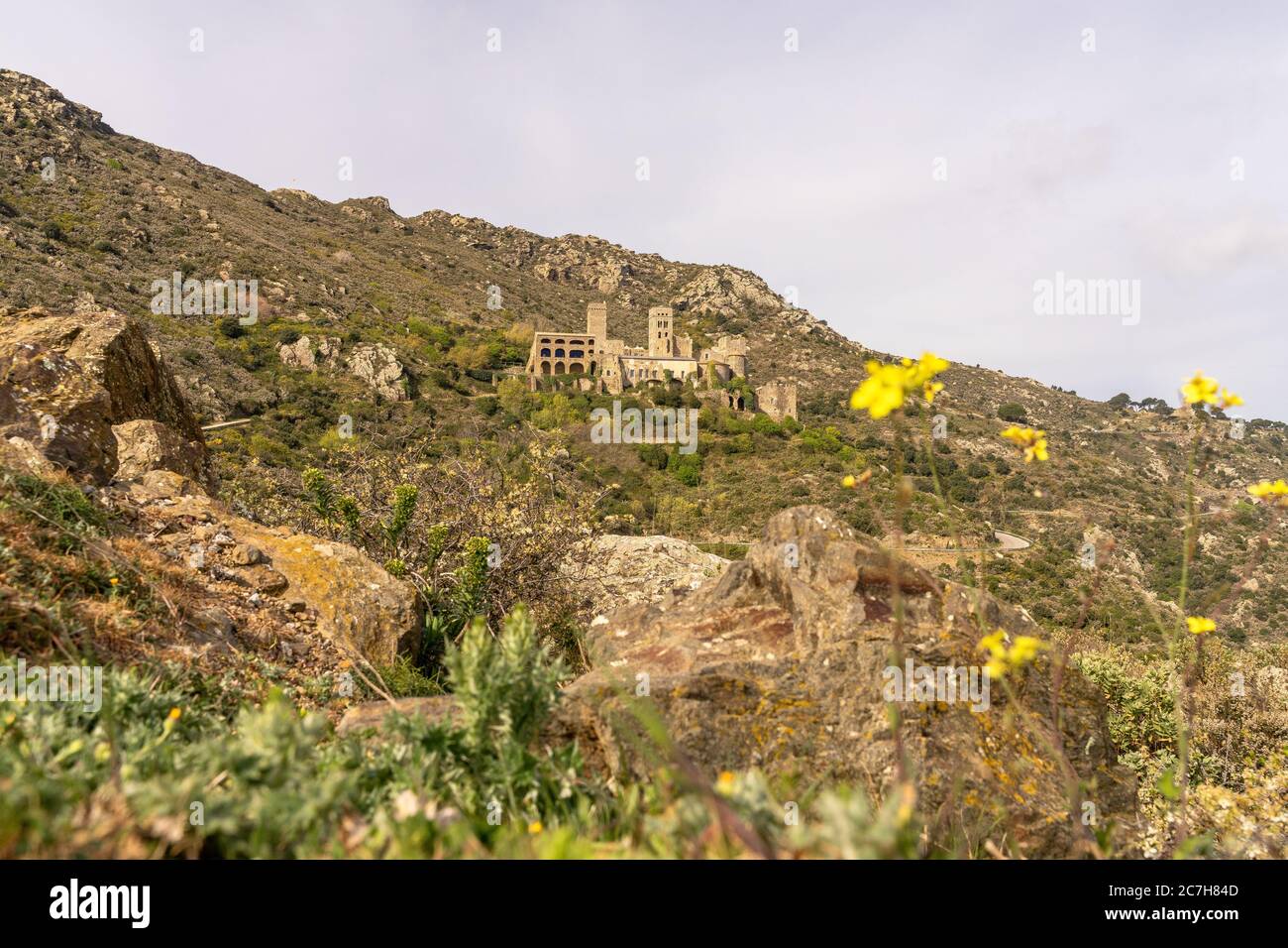 Europa, Spanien, Katalonien, Girona, Alt Empordà, Port de la Selva, Blick auf das Benediktinerkloster Sant Pere de Rodes im kargen Hinterland der Costa Brava Stockfoto