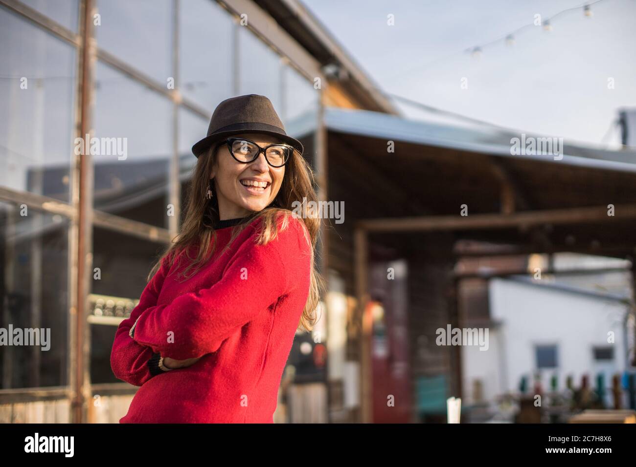Junge Frau genießen Wintertag im Freien Stockfoto