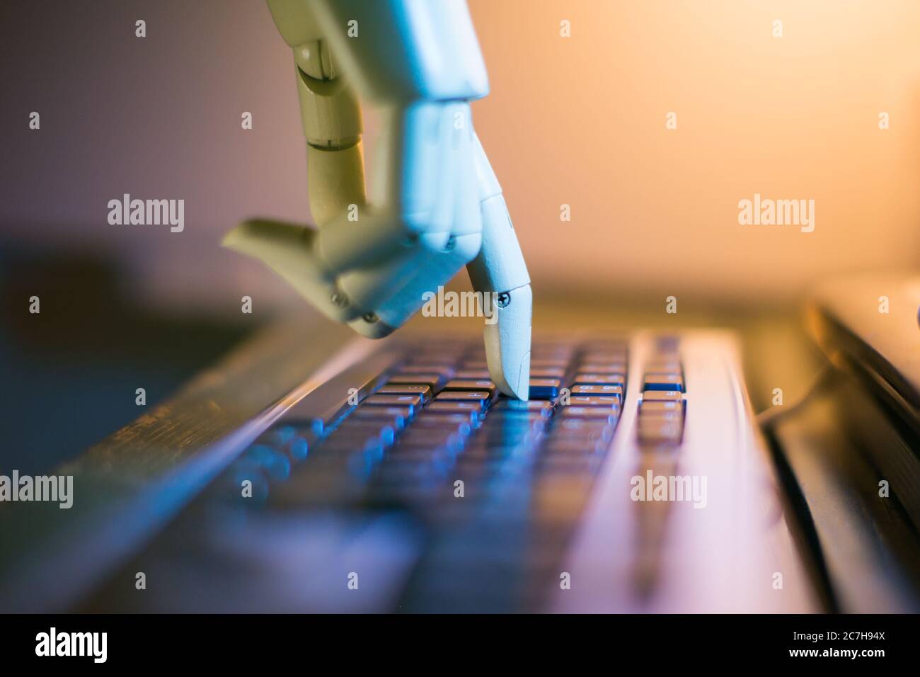 Roboterhandeingabe auf einer Computertastatur Stockfoto