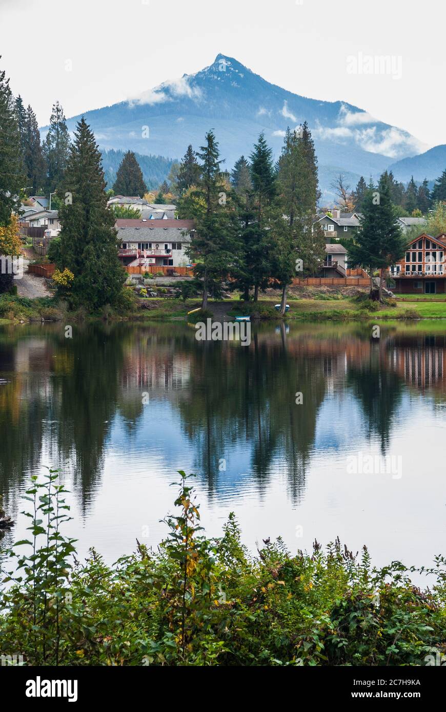 Mount Pilchuck von einem Teich oder See in Granite Falls, Washington. Stockfoto