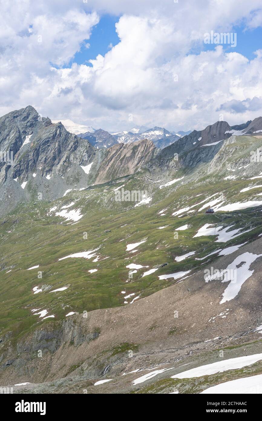 Europa, Österreich, Tirol, Osttirol, Kals am Großglockner, Blick auf die Süddeutsche Hütte, den Nussingkogel und Großvenediger im Hintergrund Stockfoto