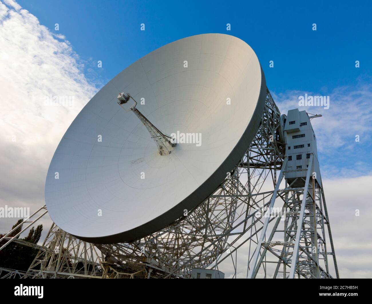 Das Lovell-Radioteleskop bei der Jodrell Bank in Cheshire England wurde 1957 fertiggestellt und hat einen Durchmesser von 250 Fuß. Stockfoto