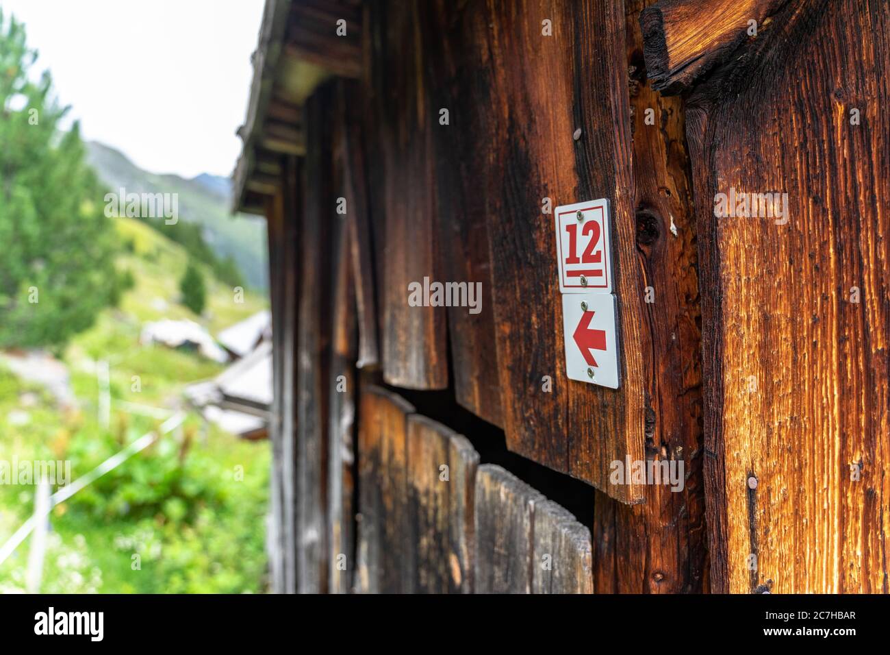 Europa, Österreich, Tirol, Ötztal Alpen, Ötztal, Wegweiser des Ötztaler Urweges bei einer Holzhütte Stockfoto