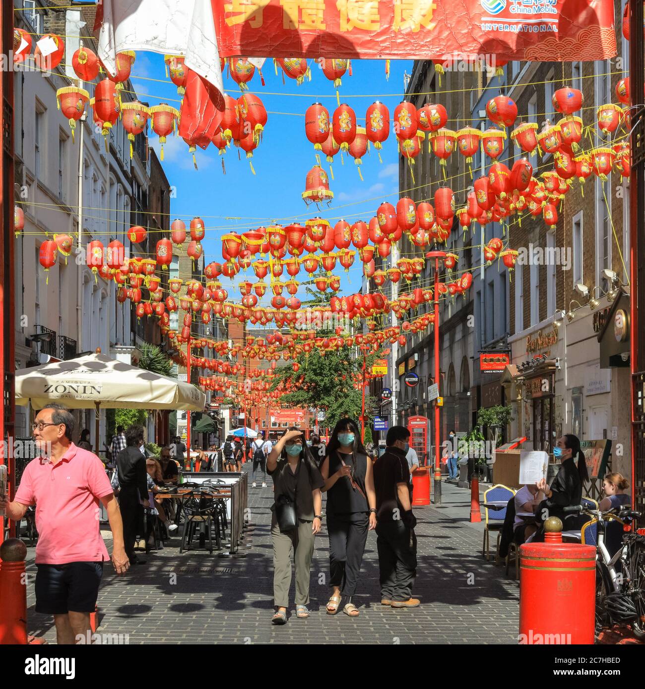 London, Großbritannien. Juli 2020. Restaurants in der Londoner Chinatown haben mehr Sitzplätze im Freien aufgesetzt, um Kunden zu ihren Geschäften zu locken. Das West End wird langsam geschäftiger, wenn die Menschen in die Geschäfte und Parks im Zentrum Londons in der Sonne zurückkehren. Kredit: Imageplotter/Alamy Live Nachrichten Stockfoto