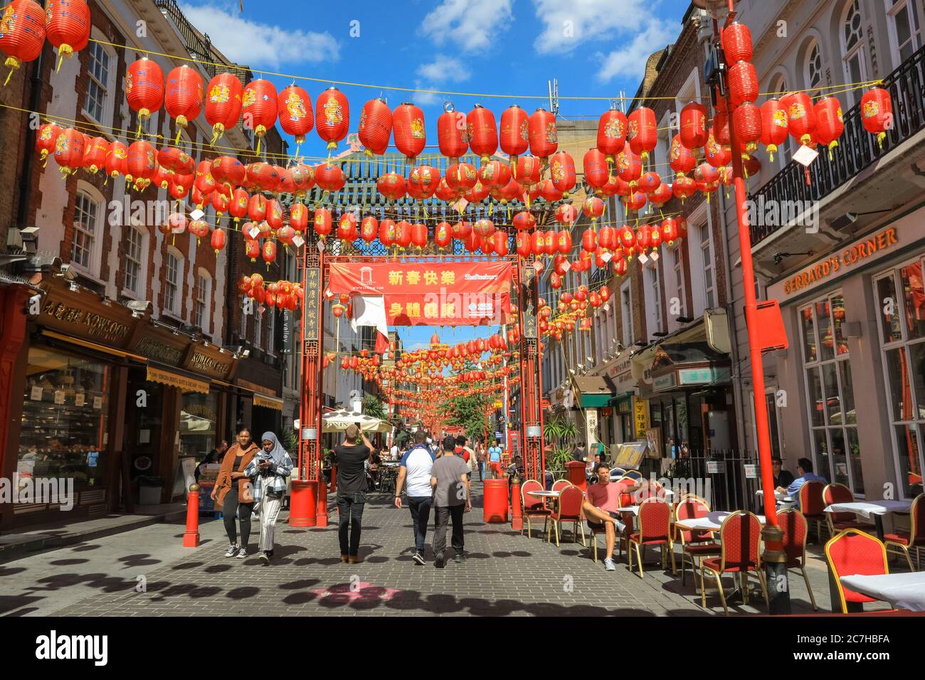 London, Großbritannien. Juli 2020. Restaurants in der Londoner Chinatown haben mehr Sitzplätze im Freien aufgesetzt, um Kunden zu ihren Geschäften zu locken. Das West End wird langsam geschäftiger, wenn die Menschen in die Geschäfte und Parks im Zentrum Londons in der Sonne zurückkehren. Kredit: Imageplotter/Alamy Live Nachrichten Stockfoto