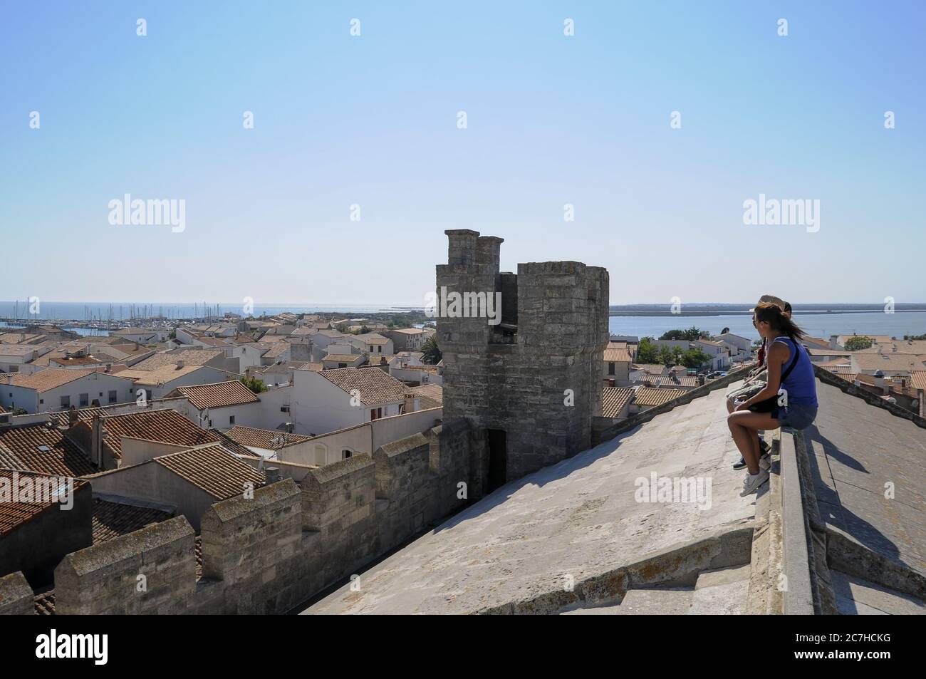 SAINTES-MARIES-DE-LA-MER, FRANKREICH - 06. Jun 2010: Eine Gruppe von Menschen, die auf einem Dach unter den Häusern in der Nähe des Ozeans sitzen, die in Camargue, Frankreich, gefangen genommen wurden Stockfoto