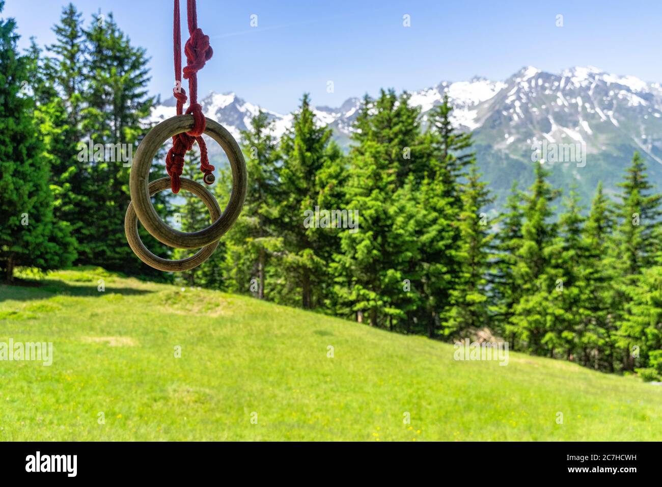 Europa, Österreich, Tirol, Ötztal Alpen, Ötztal, Gymnastikringe hängen vor einer Bergkulisse Stockfoto