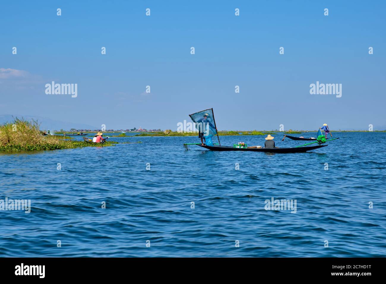 Myanmar Inle Lake Burmese Fischer Auf Boot Fangen Fische. Januar 27, 2017. Stockfoto