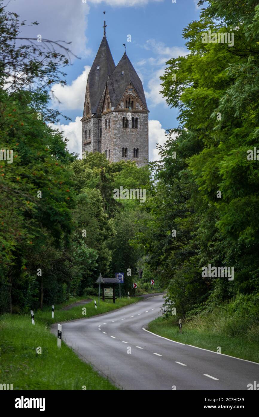 Kirche des Heiligen Lubentius in Dietkirchen, Teil der Stadt Limburg an der Lahn, Hessen, Deutschland. Das Hotel liegt auf einem Felsvorsprung über der Lahn. Stockfoto