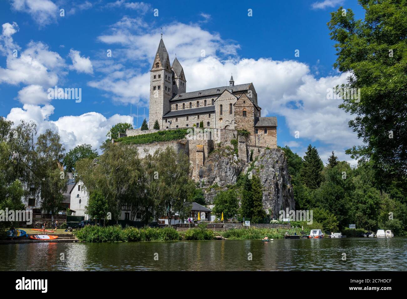 Kirche des Heiligen Lubentius in Dietkirchen, Teil der Stadt Limburg an der Lahn, Hessen, Deutschland. Das Hotel liegt auf einem Felsvorsprung über der Lahn. Stockfoto