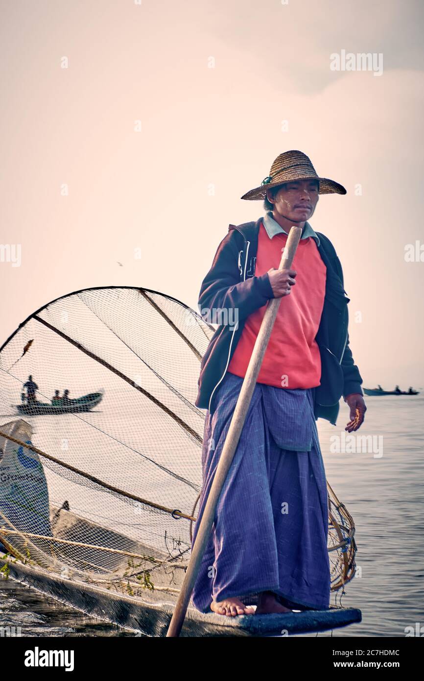 Myanmar Inle Lake Burmese Fischer Auf Boot Fangen Fische. Stockfoto