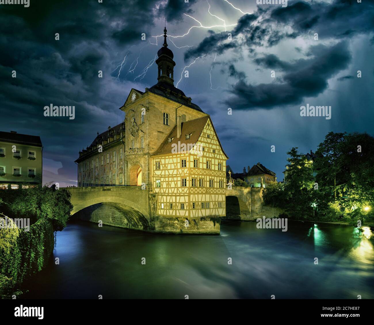 DE - BAVARIA: Gewitter über dem Alten Rathaus und der Regnitz in Bamberg Stockfoto