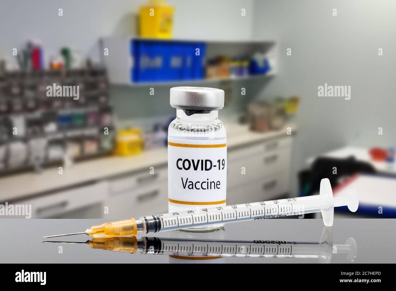 Impfstoff und Spritze zur Injektion. Zur Prävention, Immunisierung und Behandlung von Coronavirus-Infektion (neue Coronavirus-Krankheit SARS-CoV-2, COV Stockfoto