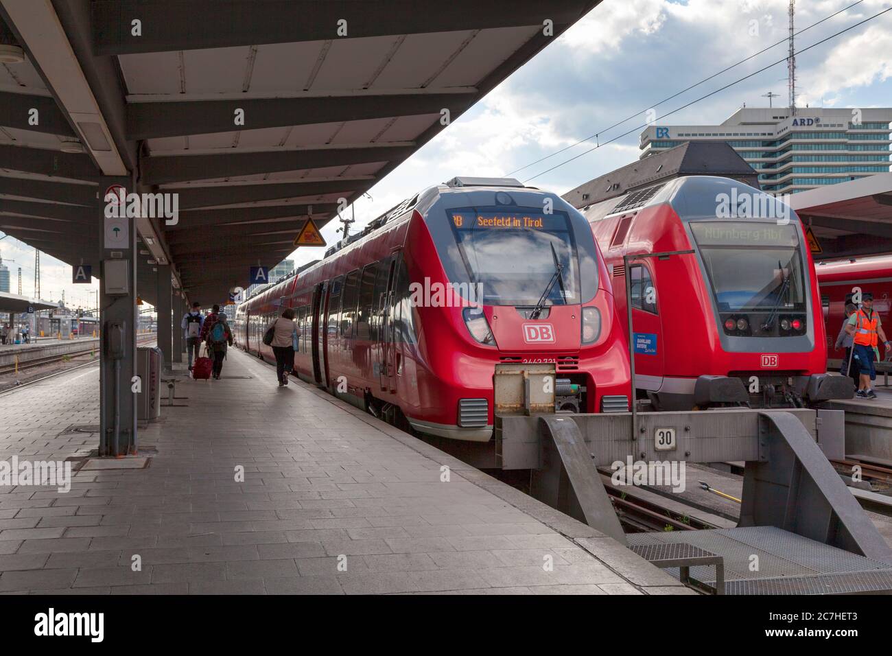 München, Deutschland - Mai 05 2019: Zwei Züge der Deutschen Bahn, am Münchner Hauptbahnhof (deutsch für den Münchner Hauptbahnhof). Stockfoto