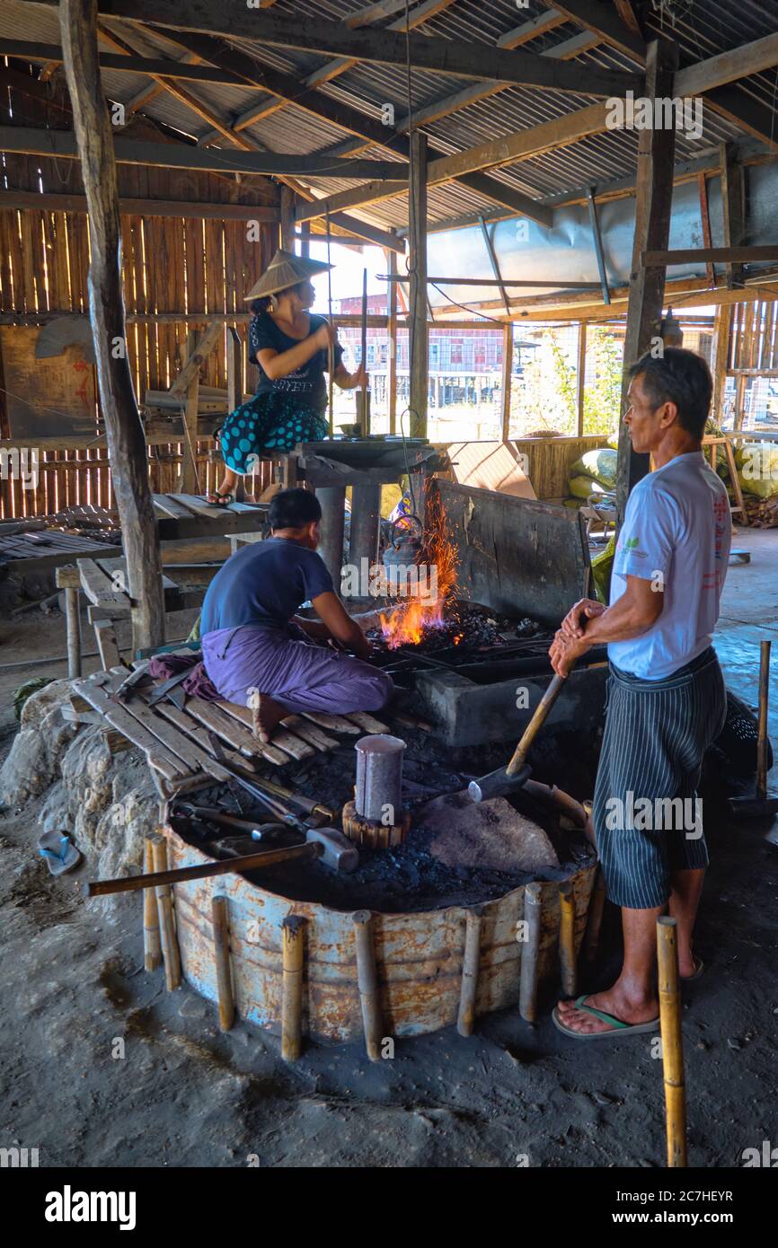 Inle Stadt, Shan Staat, Inle Schmied arbeitet auf Metall. Stockfoto