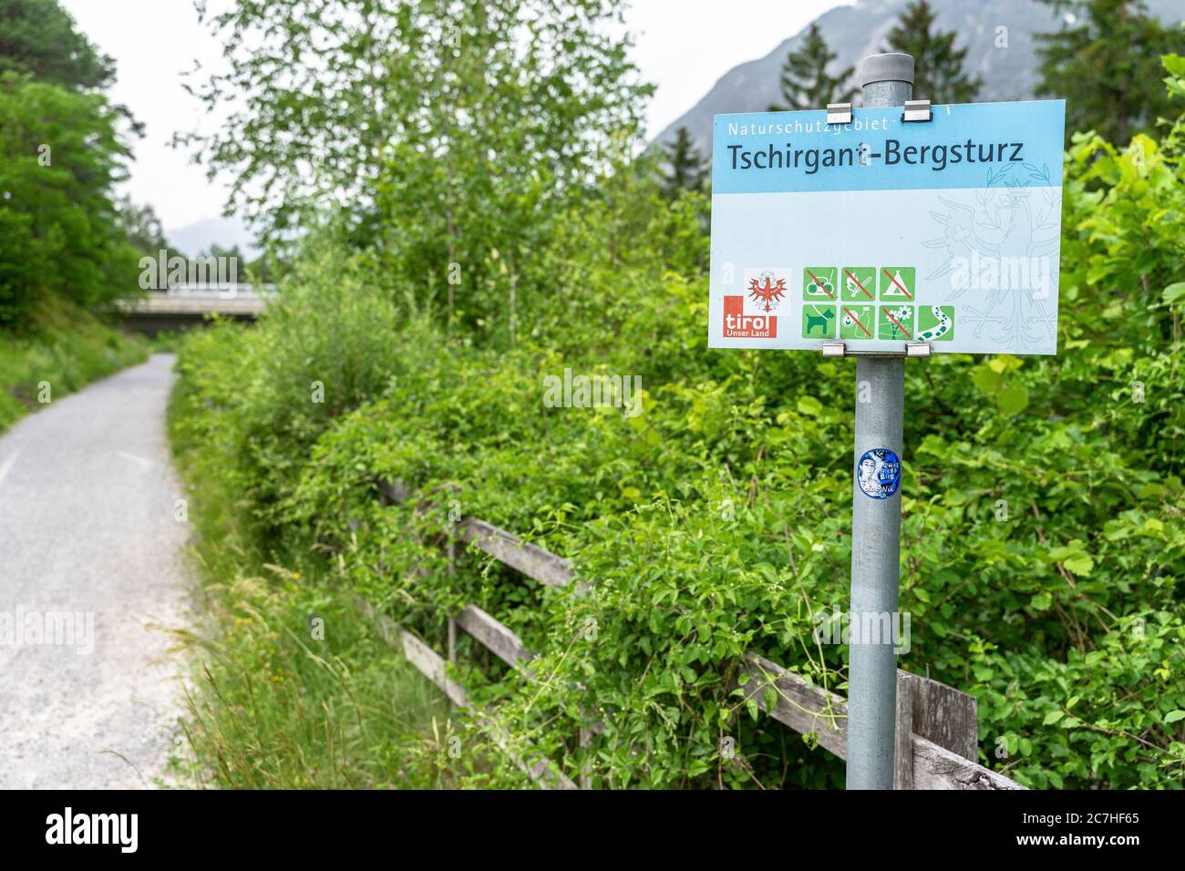 Europa, Österreich, Tirol, Ötztal Alpen, Ötztal, Ötztal Bahnhof, Schild auf Waldweg in der Nähe Ötztal Bahnhof Stockfoto