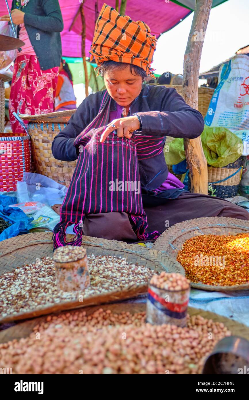 Handelsaktivitäten auf INLE, MYANMAR - 27. JANUAR 2017. Bei Mine Thauk, Nyaungshwe Markt, Myanmar Stockfoto