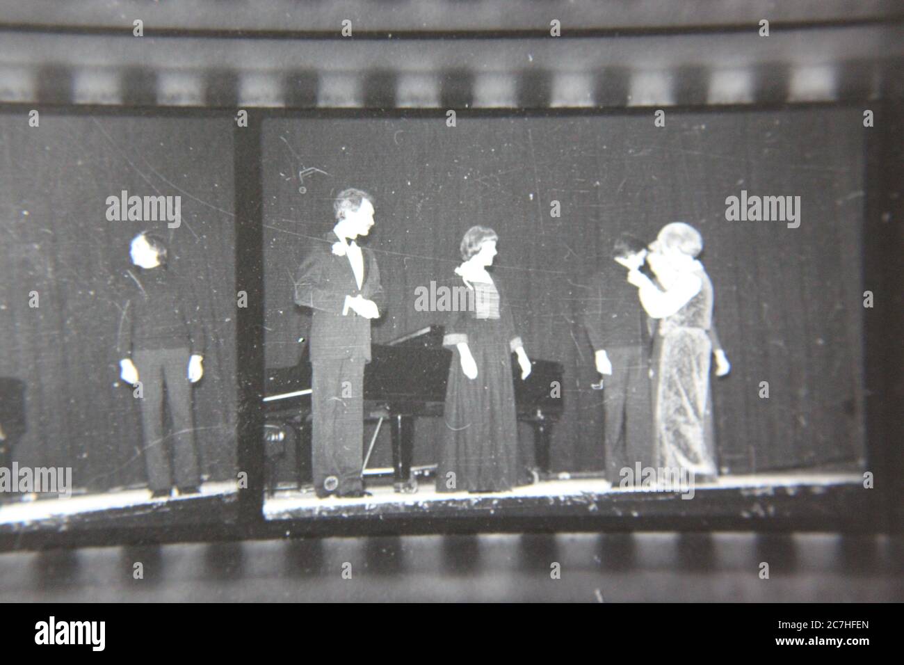 Feine 70er Jahre Vintage Kontaktdruck schwarz-weiß Fotografie einer Ehrenversammlung und einer Live-Bühnenperformance. Stockfoto