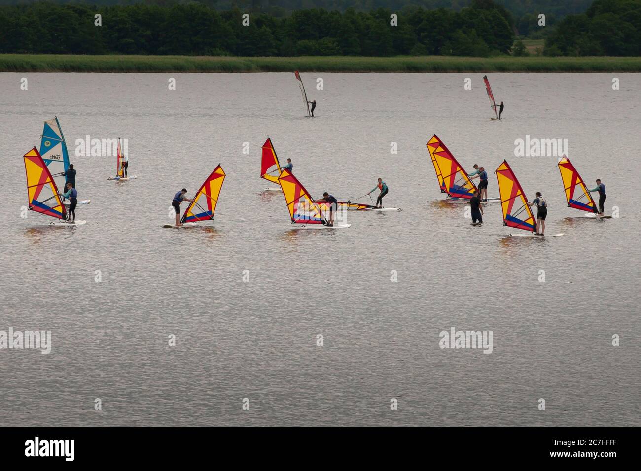 Dzwirzyno, Polen. 17. Juli 2020 Unidentifizierte Jugendliche an der Schule für Windsurfen. Der See ist sehr flach Stockfoto