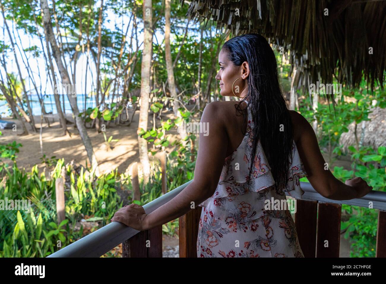 Amerika, Karibik, Großantillen, Dominikanische Republik, Cabarete, Frau blickt vom Balkon auf den Strand im Natura Cabana Boutique Hotel & Spa Stockfoto