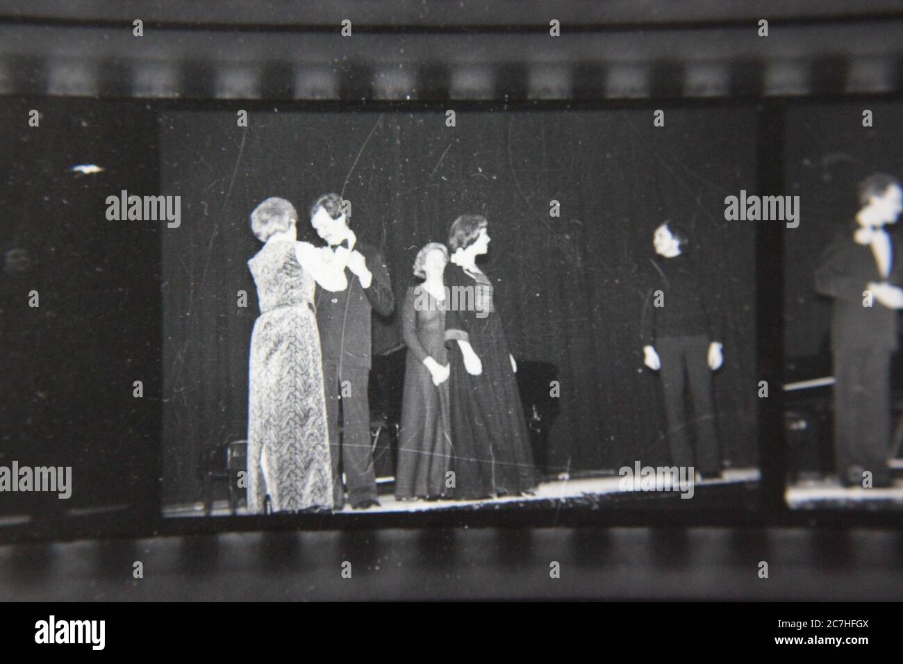 Feine 70er Jahre Vintage Kontaktdruck schwarz-weiß Fotografie einer Ehrenversammlung und einer Live-Bühnenperformance. Stockfoto
