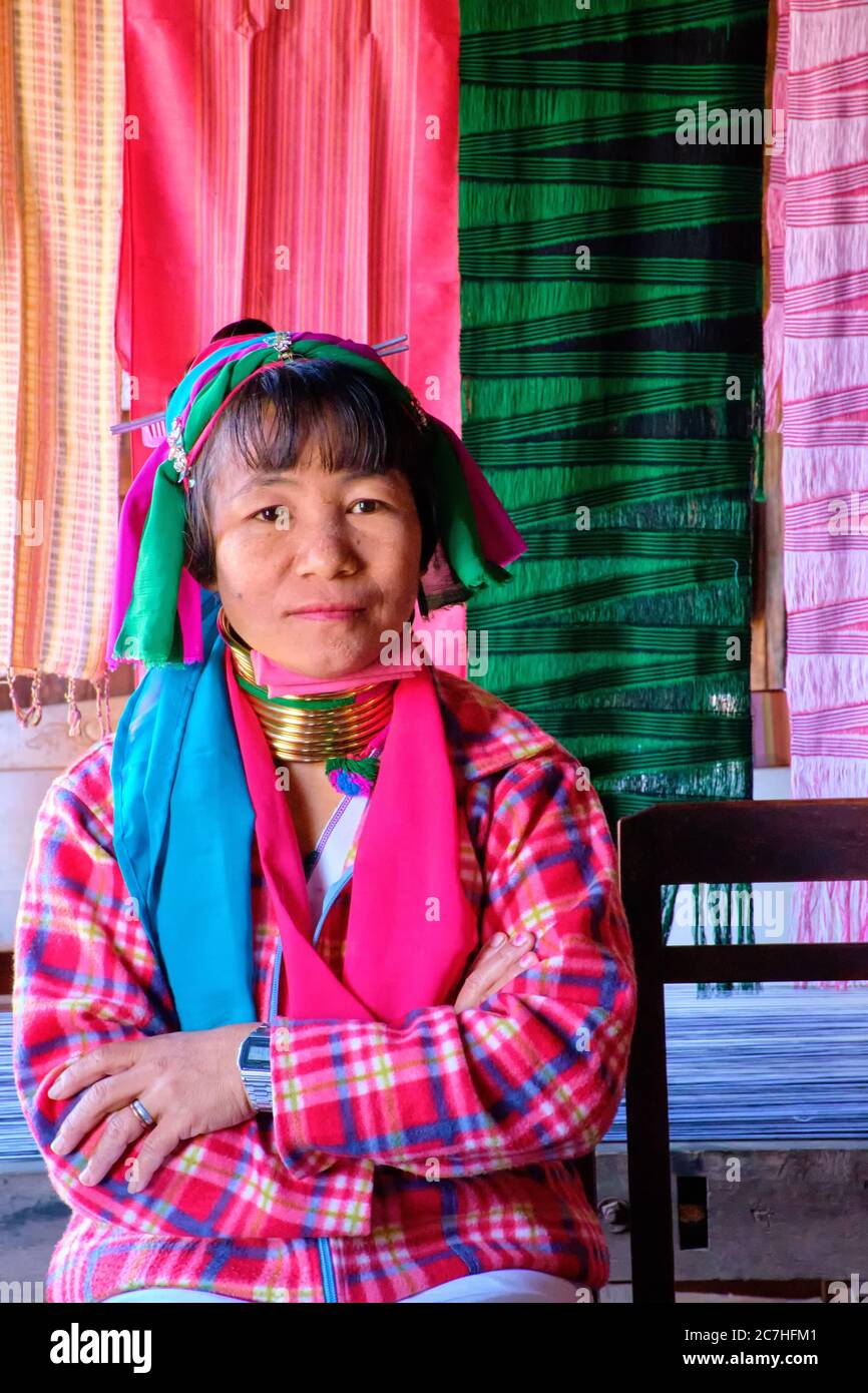 Langhalsige Kayan Padaung Frau Weberei 26. Januar 2017 Stockfoto