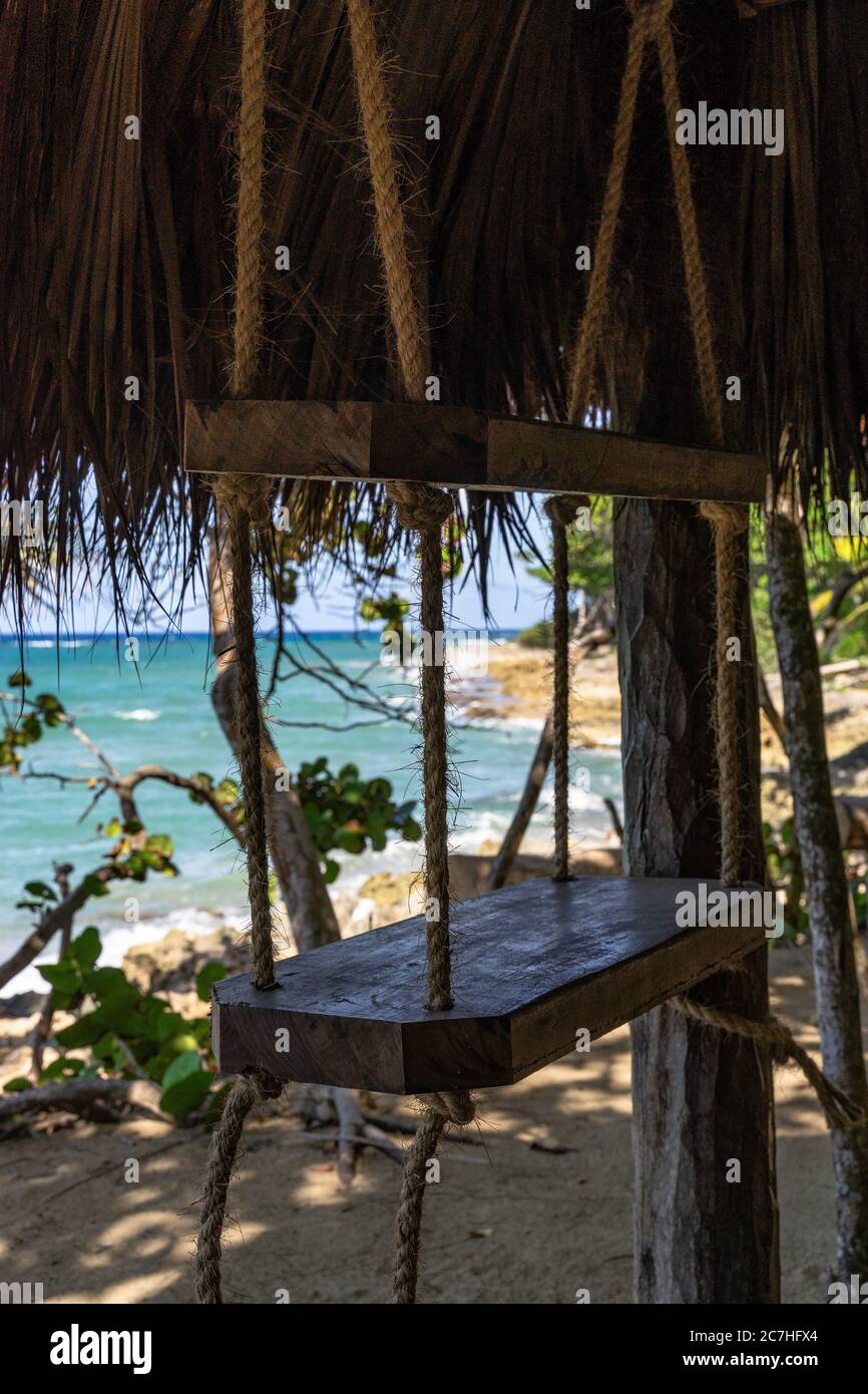 Amerika, Karibik, Großantillen, Dominikanische Republik, Cabarete, Dekoratives Holzregal an der Strandbar des Natura Cabana Boutique Hotel & Spa Stockfoto