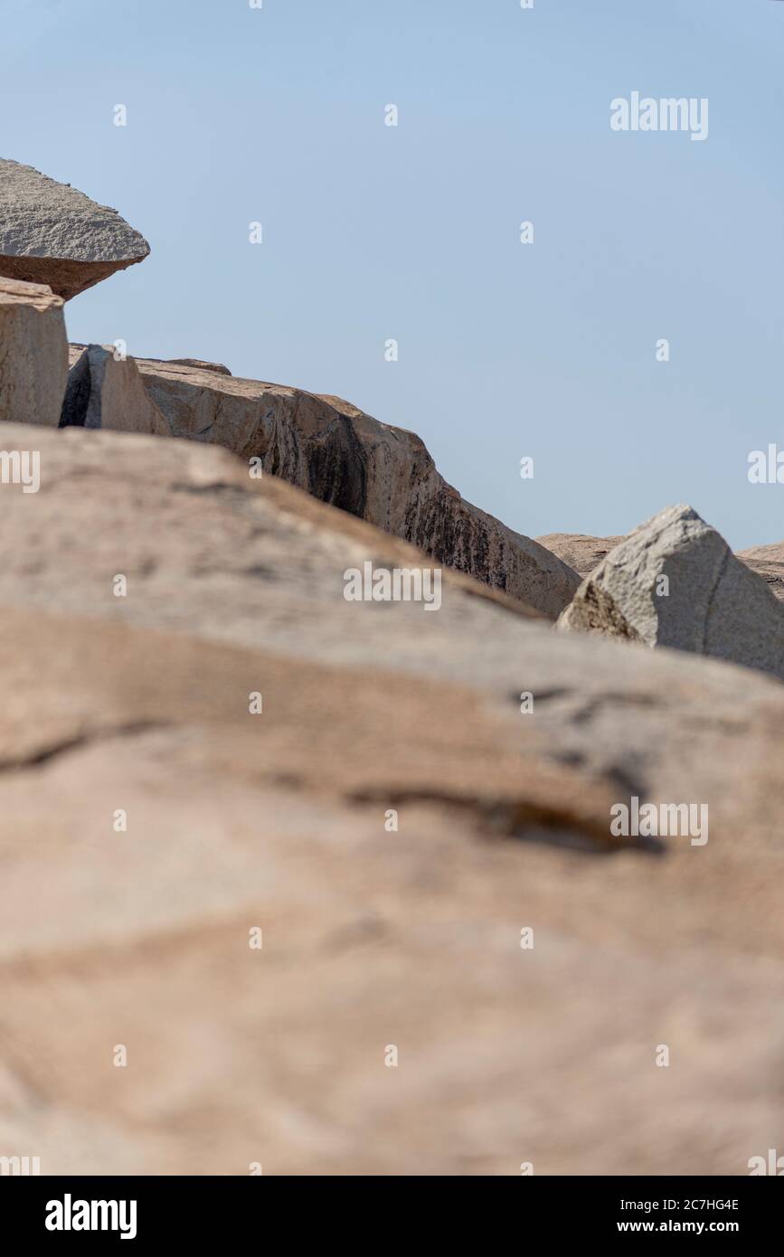 Felsen gegen einen einfachen Himmel Stockfoto