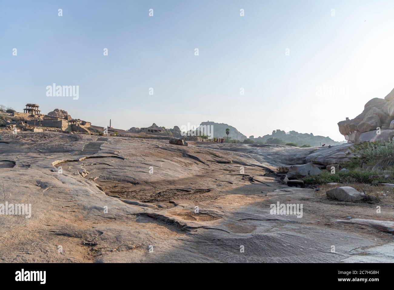 Felsiger Boden mit Ruinen im Hintergrund Stockfoto