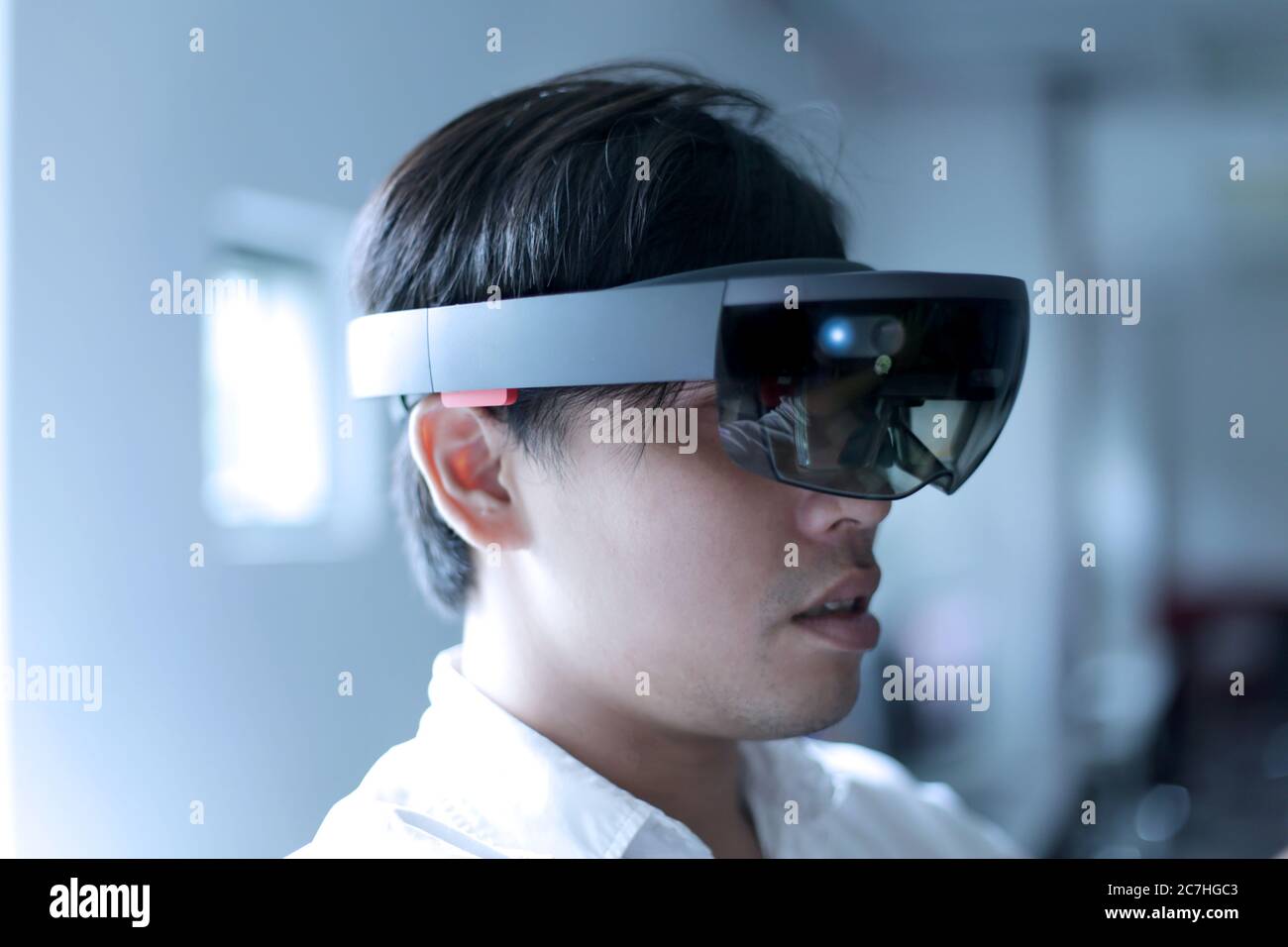 Asiatische Geschäftsmann trägt hololens Brille zu experimentieren Mixed Reality. Stockfoto