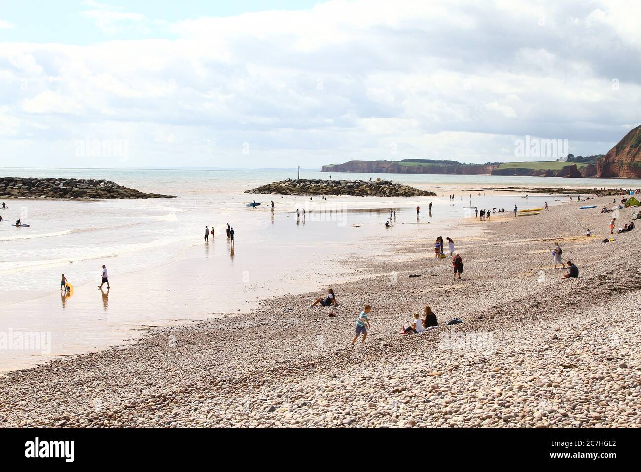 Staycation UK. Standort Sidmouth, Devon, England, Großbritannien. Strand. Meereslandschaft. Briten zu Hause. Tourismus und Reiseziele in Großbritannien. Wassersport. Stockfoto