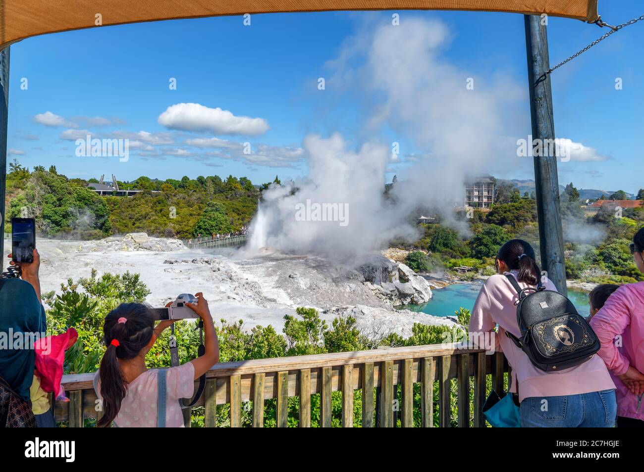 Besucher, die Pōhutu Geyser, Te Puia, Te Whakarewarewa Geothermal Valley, Rotorua, Neuseeland, besichtigen Stockfoto