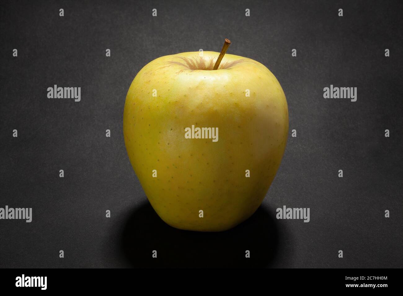 golden Delicious Apfel auf schwarzem Hintergrund Stockfoto
