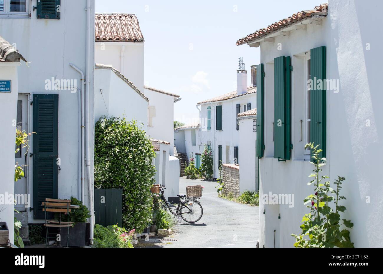 Weiß getünchte Häuser in Saint Marie de Re, Ile de Re Stockfoto