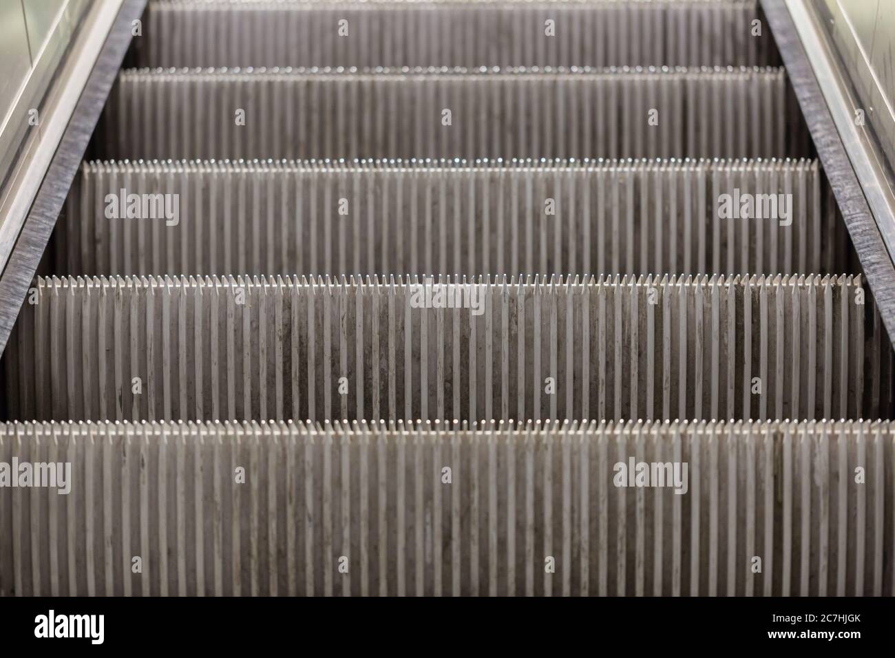 Nahaufnahme der Rolltreppenstufen - massiv, aus Stahl. Stockfoto