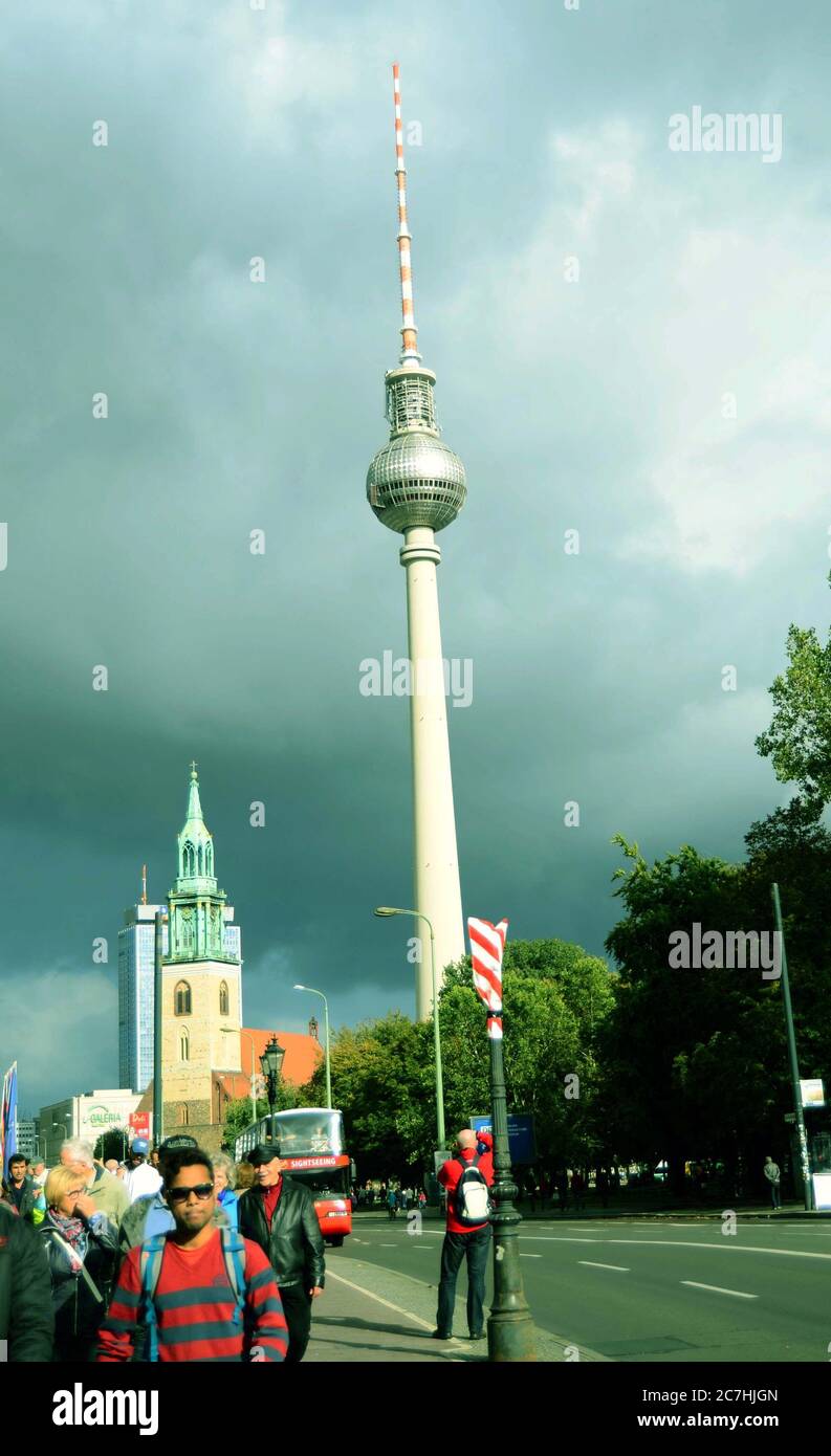 Eine Straßenansicht von Berlin, Deutschland, mit Marienkirche und Fernsehturm, Berlin im Hintergrund. Stockfoto