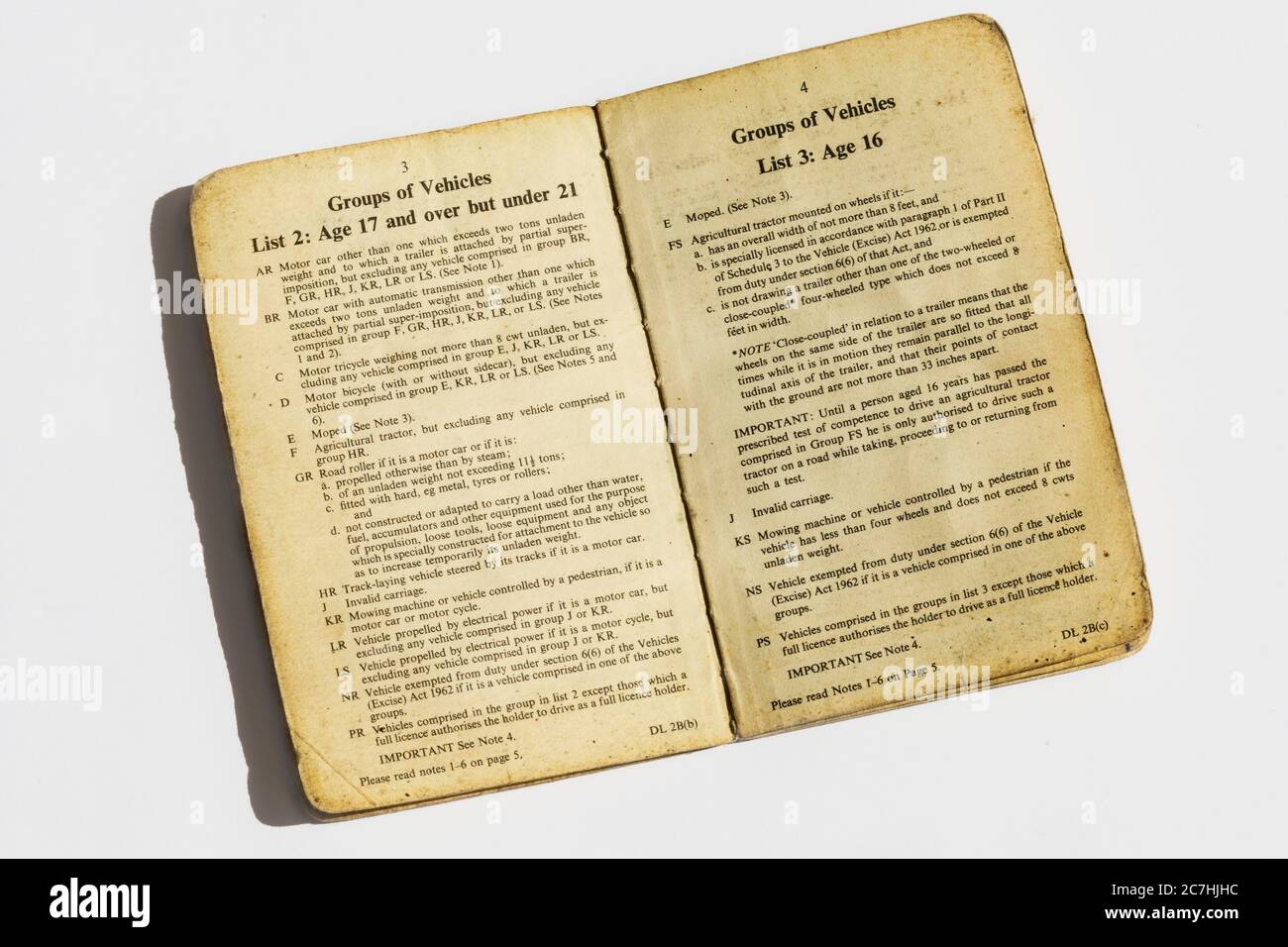 Innenseiten des Führerscheins für private Fahrzeuge vor 1973 in Großbritannien, der Fahrzeuggruppen zeigt. Stockfoto