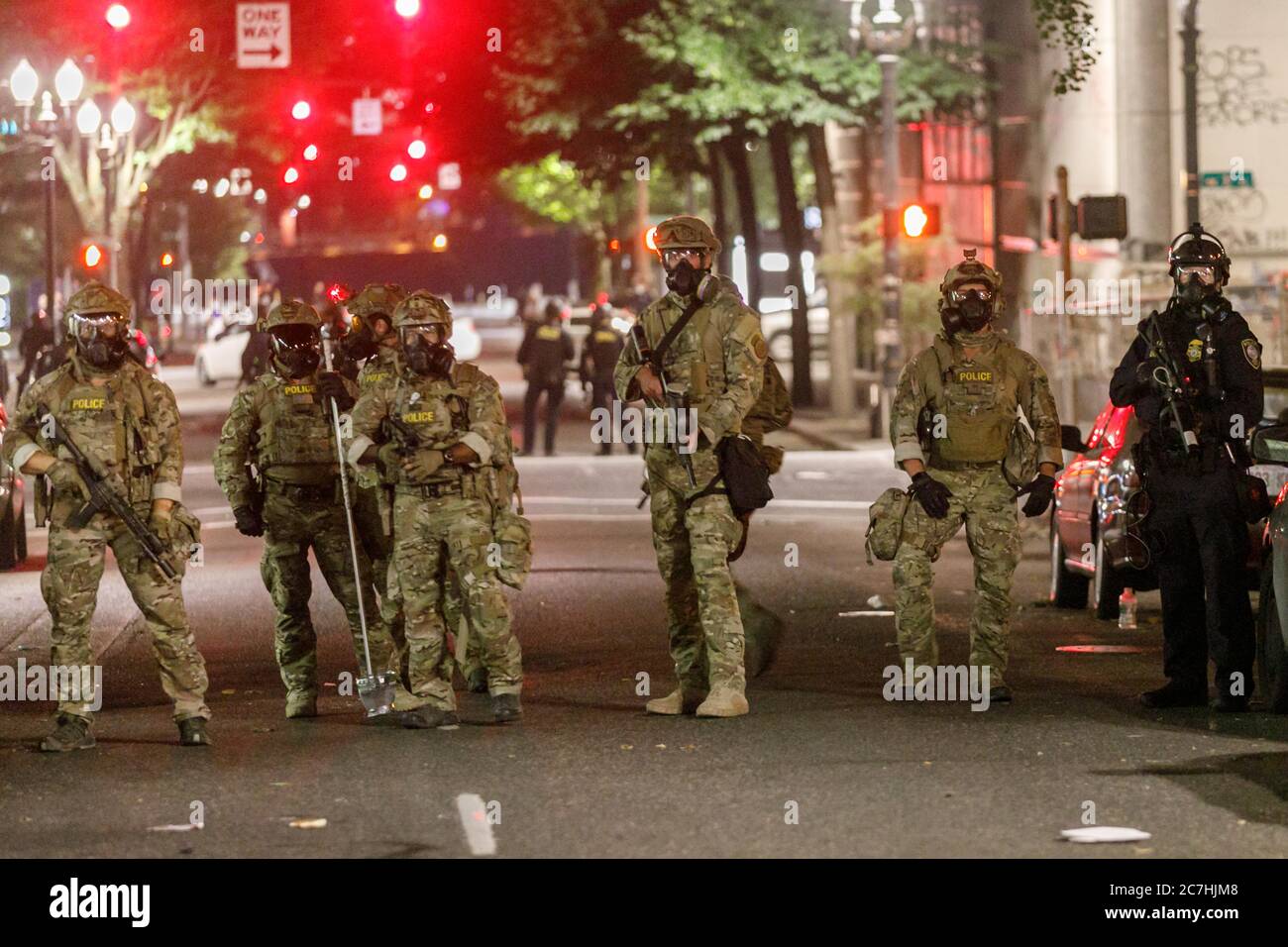 Portland, USA. Juli 2020. Bundesbeamte greifen Demonstranten an, während Demonstranten am 16. Juli 2020 den fünfzigsten Tag in Folge im Bundesgerichtshof von Portland, Oregon, gegen Polizeibrutalität schreien und mit Tränengas und ‘weniger tödlicher' Munition und vielen Verhaftungen getroffen werden. (Foto: John Rudoff/Sipa USA) Quelle: SIPA USA/Alamy Live News Stockfoto