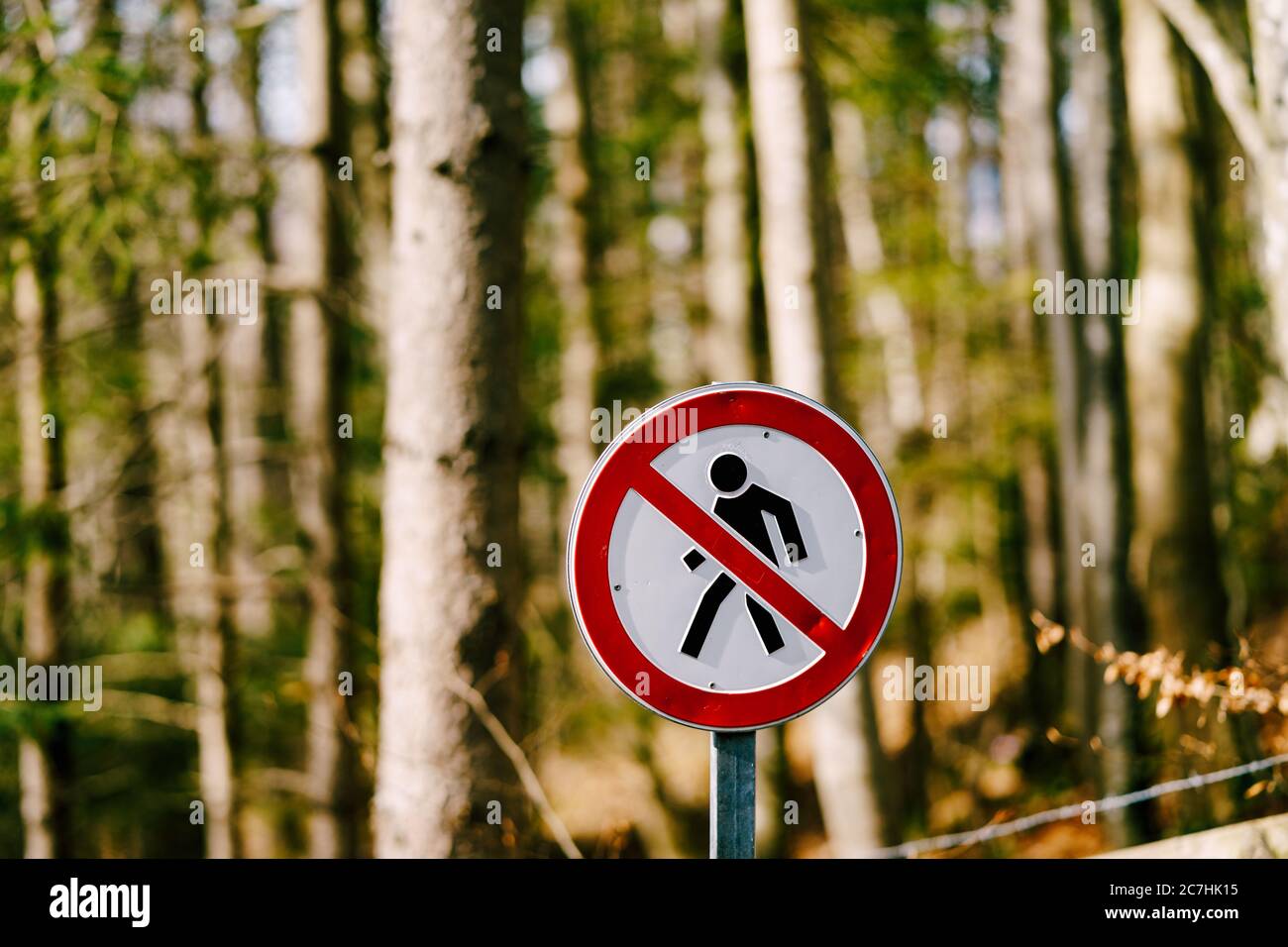 Verbotsschild - Passage ist verboten. Rotes rundes Schild mit einer schwarzen Silhouette eines durchgestrichenen Mannes. Ein Mann, der läuft. Stockfoto
