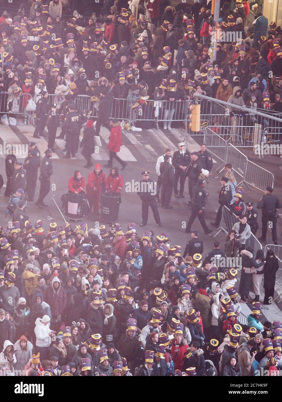 NEW YORK, USA - 31. Dezember 2019: Tausende von Menschen warten auf einen Ball Drop in NYC, Times Square. Tausende von NYPD-Handwerken mobilisierten. Sterne in Stockfoto