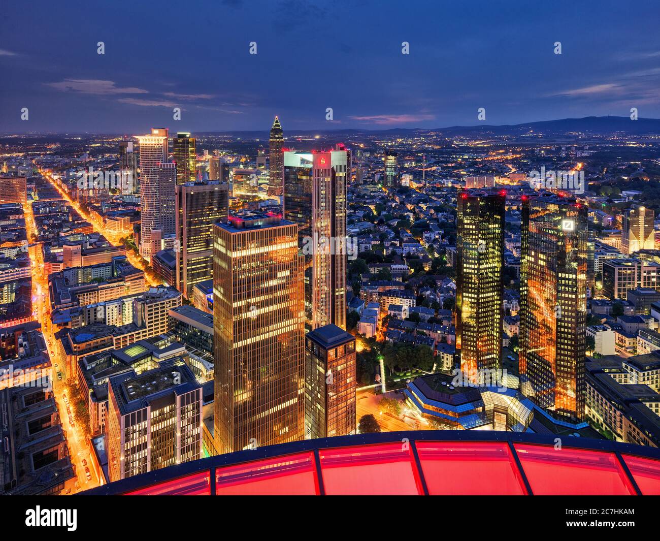 Main Tower Tiefe Aussicht Strassen Strasse Canyon Dammerung Neonlichter Strassenbeleuchtung Stockfotografie Alamy
