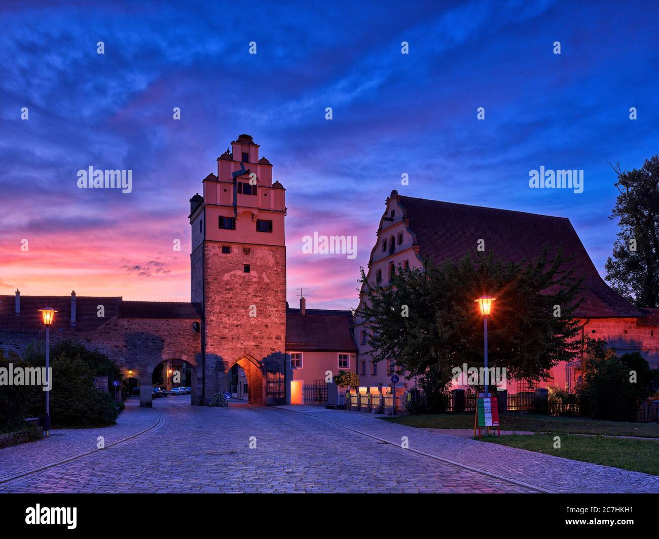 Kopfsteinpflaster Straße, Stadtmauer, Stadttor, Dämmerung, romantische Straße, spätmittelalterliche Stadtlandschaft, historische Altstadt Stockfoto