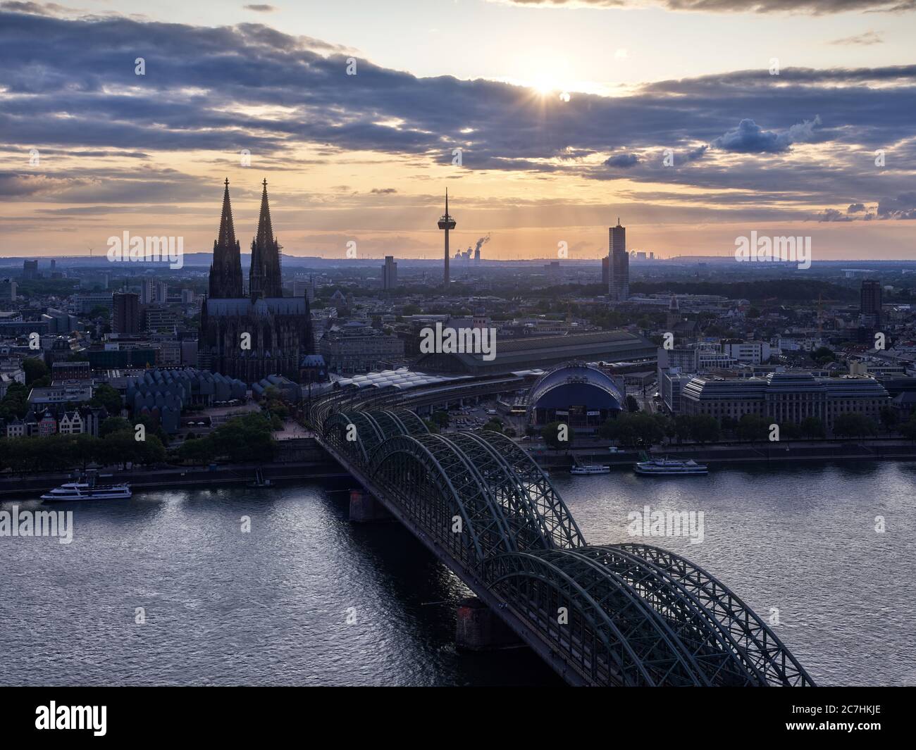 Tiefblick, Bürogebäude, Kathedrale, Kirchtürme, Sendeturm, Brücke. Wolkenkratzer, Fluss, Fluss, Boote, Schiffe, Ufer, Ufer, Dämmerung, Abendstimmung Stockfoto