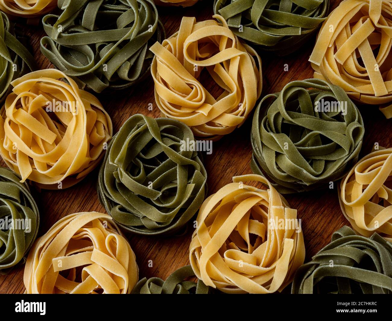Zusammensetzung von Ei und Spinat Pasta Nester auf einem Holztisch Stockfoto