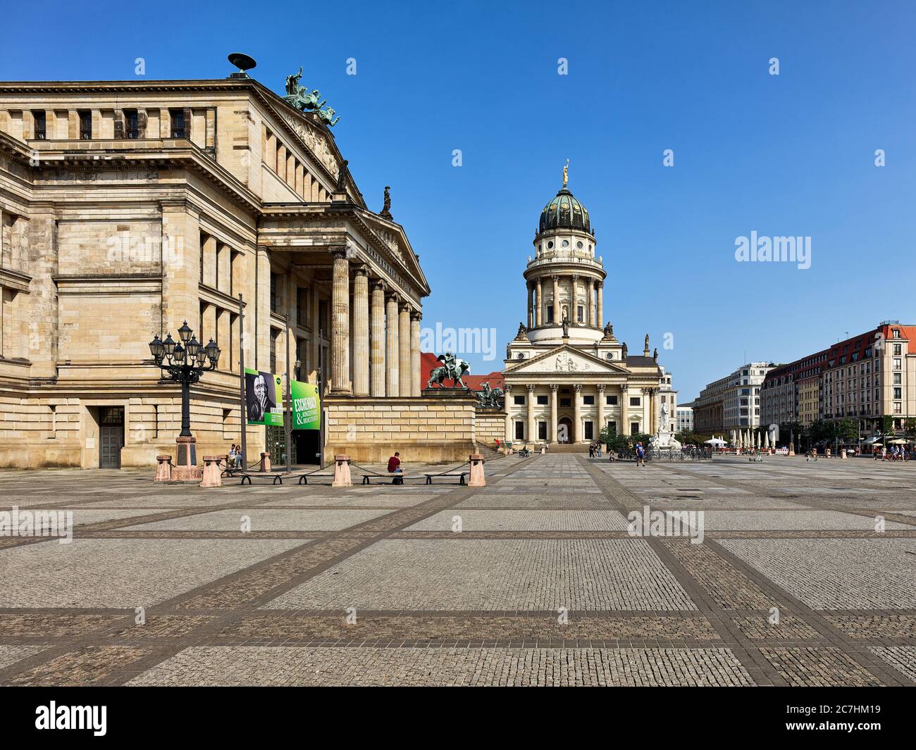 Kathedrale, Kirche, Spielhaus, Konzertsaal, Brunnen, Platz, Kopfsteinpflaster, Häuser, Stadt, blauer Himmel Stockfoto