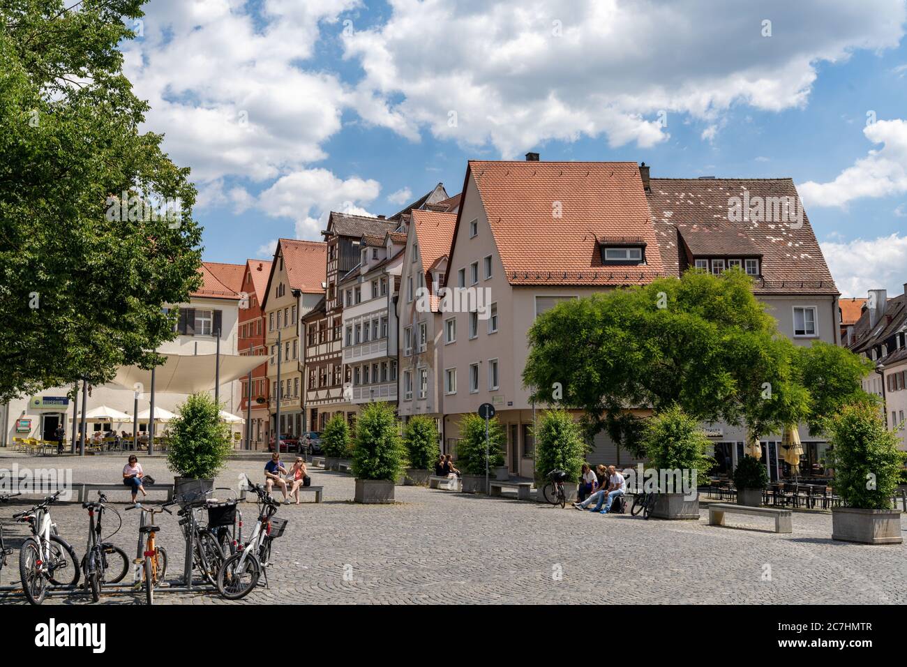 Ulm, BW - 14. Juli 2020: Blick auf den Marktplatz im historischen Ulm mit Menschen, die einen Tag ausklingen lassen Stockfoto