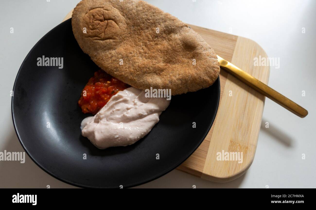 Taramosalata, Tomatensalsa und Pitta-Brot Stockfoto