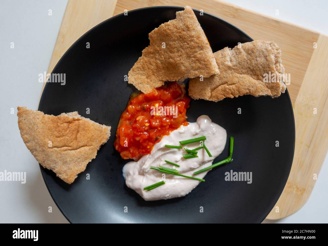 Taramosalata, Tomatensalsa und Pitta-Brot Stockfoto